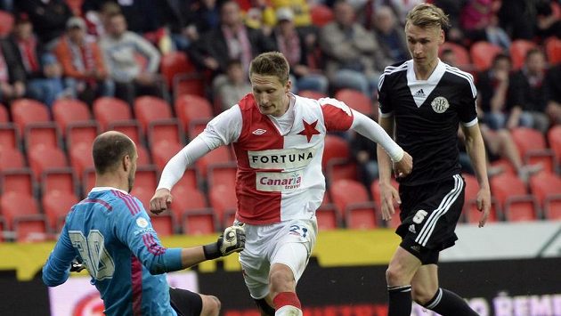 Milan Škoda ze Slavie (uprostřed) a českobudějovický brankář Zdeněk Křížek a Pavel Novák z Dynama (vpravo) v utkání 26. kola Synot ligy. Milan Škoda ze Slavie (uprostřed) a českobudějovický brankář Zdeněk Křížek a Pavel Novák z Dynama (vpravo) v utkání 26. kola Synot ligy.