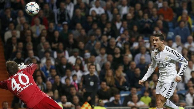 Hvězda Realu Madrid Cristiano Ronaldo překonává hlavou brankáře Schalke Timona Wellenreuthera. Hvězda Realu Madrid Cristiano Ronaldo překonává hlavou brankáře Schalke Timona Wellenreuthera.