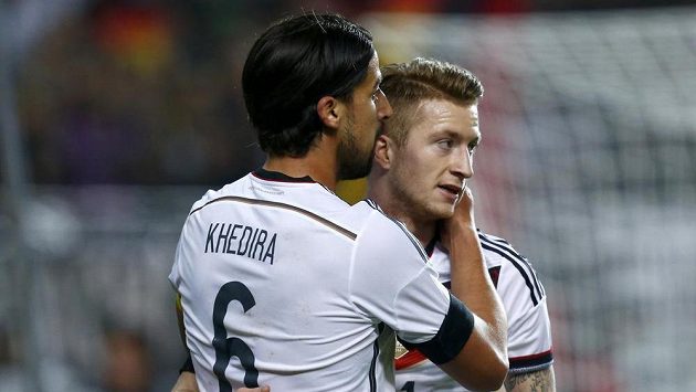 Sami Khedira (vlevo) v německém dresu s Markem Reusem po jednom z gólů v přípravném utkání s Austrálií v Kaiserslauternu. Sami Khedira (vlevo) v německém dresu s Markem Reusem po jednom z gólů v přípravném utkání s Austrálií v Kaiserslauternu.