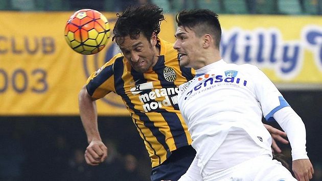 Luca Toni (vlevo) z Hellasu Verona v souboji s Federikem Barbou z Empoli. Luca Toni (vlevo) z Hellasu Verona v souboji s Federikem Barbou z Empoli.