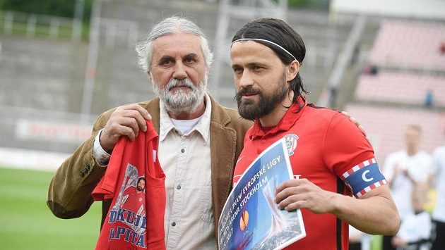 Kapitán Zbrojovky Pavel Zavadil (vpravo) odehrál proti Plzni svůj poslední ligový zápas v Brně. Kapitán Zbrojovky Pavel Zavadil (vpravo) odehrál proti Plzni svůj poslední ligový zápas v Brně.