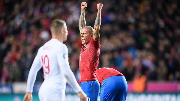 Český útočník Zdeněk Ondrášek oslavuje vítězný gól proti Anglii. Český útočník Zdeněk Ondrášek oslavuje vítězný gól proti Anglii.