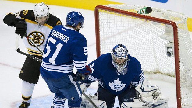 Útočník Bostonu Jaromír Jágr (vlevo) v souboji s obráncem Toronta Jakem Gardinerem. Vpravo brankář Maple Leafs James Reimer. Útočník Bostonu Jaromír Jágr (vlevo) v souboji s obráncem Toronta Jakem Gardinerem. Vpravo brankář Maple Leafs James Reimer.