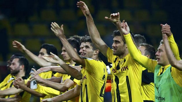 Fotbalisté Dortmundu slaví vítězství nad Freiburgem. Fotbalisté Dortmundu slaví vítězství nad Freiburgem.