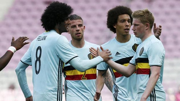 Belgický záložník Kevin De Bruyne (vpravo) slaví se spoluhráči gól. Belgický záložník Kevin De Bruyne (vpravo) slaví se spoluhráči gól.