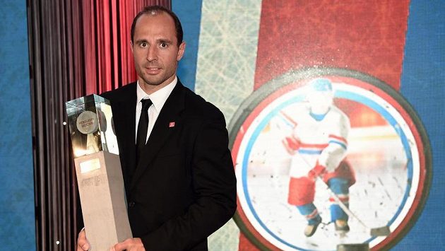 Hokejista sezóny 2014/15 Martin Ručinský s trofejí. Hokejista sezóny 2014/15 Martin Ručinský s trofejí.