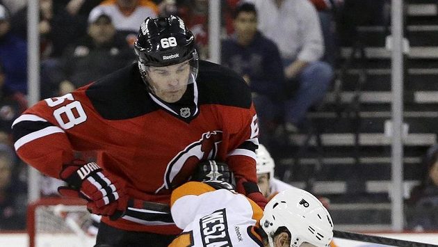 Jaromír Jágr bojuje s Andrejem Meszarosem v duelu New Jersey s Philadelphií. Jaromír Jágr bojuje s Andrejem Meszarosem v duelu New Jersey s Philadelphií.