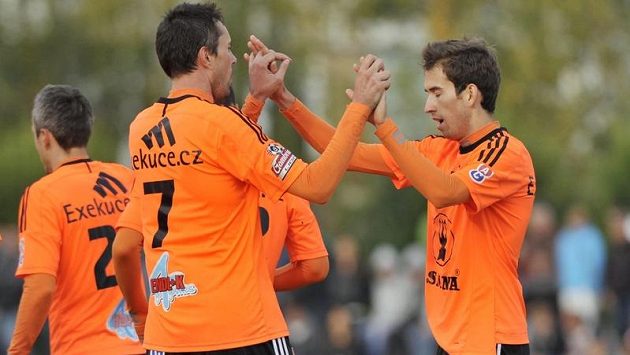 Olomoucký střelec Michal Ordoš (s číslem 7) a Tomáš Hořava se radují z branky. Olomoucký střelec Michal Ordoš (s číslem 7) a Tomáš Hořava se radují z branky.