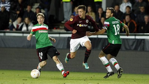 Václav Kadlec ze Sparty (uprostřed) mezi Ikerem Muniainem (vlevo) a Carlosem Gurpegim z Bilbaa Václav Kadlec ze Sparty (uprostřed) mezi Ikerem Muniainem (vlevo) a Carlosem Gurpegim z Bilbaa
