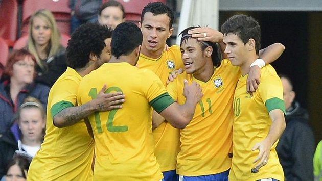 Brazilští hráči se radují po gólu z penalty, kterou chladnokrevně proměnil Neymar (druhý z prava). Brazilští hráči se radují po gólu z penalty, kterou chladnokrevně proměnil Neymar (druhý z prava).
