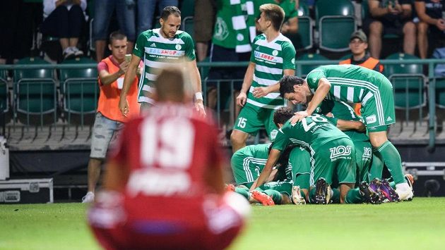 Euforie fotbalistů Bohemians po vítězném gólu proti Olomouci. Euforie fotbalistů Bohemians po vítězném gólu proti Olomouci.
