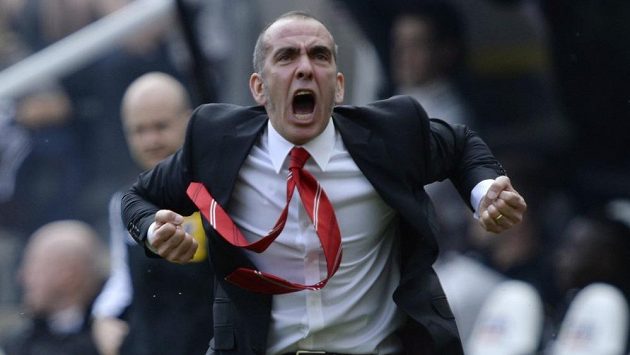 Paolo Di Canio ukázal, že na své impulzivnosti nic neztratil... Paolo Di Canio ukázal, že na své impulzivnosti nic neztratil...