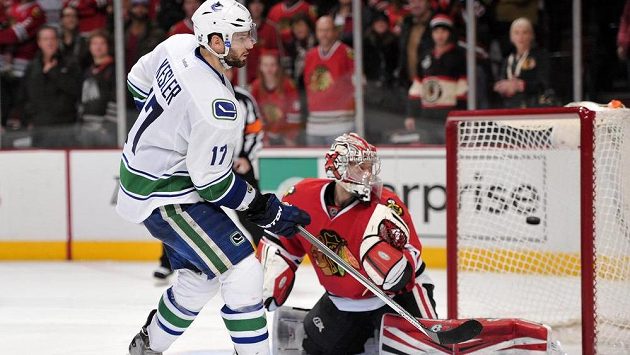 Ryan Kesler dává Anttimu Raantovi vítězný gól Vancouveru v utkání s Chicagem. Ryan Kesler dává Anttimu Raantovi vítězný gól Vancouveru v utkání s Chicagem.