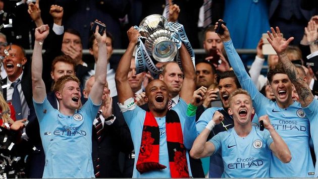 Fotbalisté Manchesteru City slaví třetí triumf v sezoně Fotbalisté Manchesteru City slaví třetí triumf v sezoně