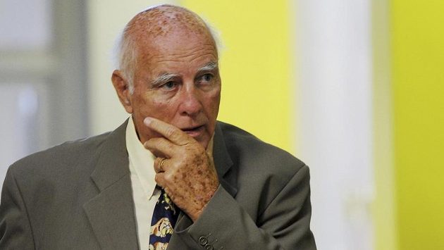 Bývalý tenista Bob Hewitt na snímku z letošního února. Bývalý tenista Bob Hewitt na snímku z letošního února.