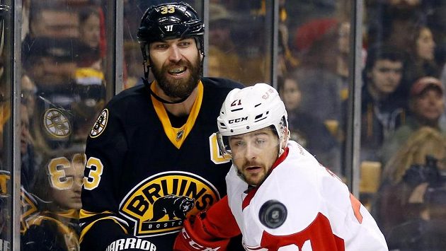 Obránce Bostonu Zdeno Chára (33) a útočník Detroitu Tomáš Tatar (21) v nedělním utkání NHL. Obránce Bostonu Zdeno Chára (33) a útočník Detroitu Tomáš Tatar (21) v nedělním utkání NHL.