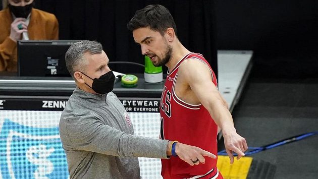 Český basketbalista Chicaga Tomáš Satoranský (vpravo) v rozhovoru se svým trenérem Billy Donovanem během zápasu s Miami. Český basketbalista Chicaga Tomáš Satoranský (vpravo) v rozhovoru se svým trenérem Billy Donovanem během zápasu s Miami.