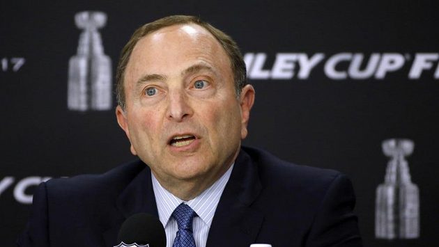 Komisionář NHL Gary Bettman před prvním finále Stanley Cupu. Komisionář NHL Gary Bettman před prvním finále Stanley Cupu.