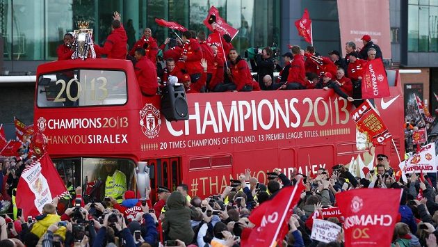 Fotbalisté Manchesteru United oslavují se svými fanoušky 20. ligový titul. Fotbalisté Manchesteru United oslavují se svými fanoušky 20. ligový titul.