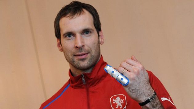 Brankář Petr Čech se postavil proti Wiganu do brány i se zlomeným malíčkem. Brankář Petr Čech se postavil proti Wiganu do brány i se zlomeným malíčkem.
