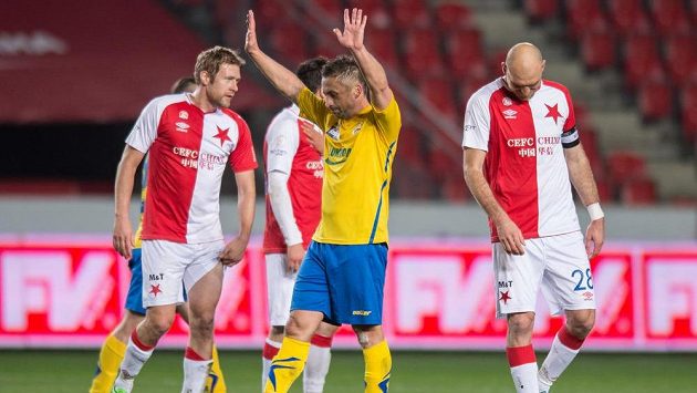 Bývalý obránce Slavie David Hubáček zdraví fanoušky po utkání 21. kola Synot ligy. Bývalý obránce Slavie David Hubáček zdraví fanoušky po utkání 21. kola Synot ligy.