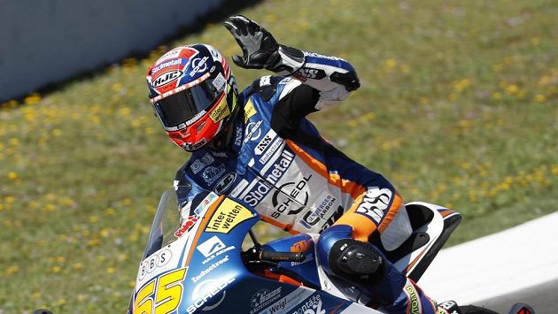 Německý motocyklista Philipp Öttl slaví své první životní vítězství ve VC Španělska v kategorii Moto3. Německý motocyklista Philipp Öttl slaví své první životní vítězství ve VC Španělska v kategorii Moto3.
