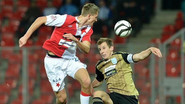 Tomáš Necid ze Slavie hlavičkuje před Josefem Hnaníček ze Znojma. Tomáš Necid ze Slavie hlavičkuje před Josefem Hnaníček ze Znojma.