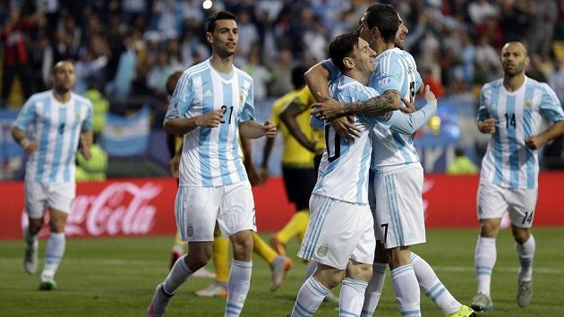 Argentinští fotbalisté oslavují jediný, ale vítězný, gól proti Jamajce. Argentinští fotbalisté oslavují jediný, ale vítězný, gól proti Jamajce.