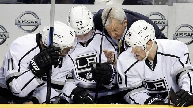 Kouč Los Angeles Darryl Sutter na střídačce s Anžem Kopitarem (11) a Tylerem Toffolim (73) a Tannerem Pearsonem při utkání s Nashvillem. Kouč Los Angeles Darryl Sutter na střídačce s Anžem Kopitarem (11) a Tylerem Toffolim (73) a Tannerem Pearsonem při utkání s Nashvillem.