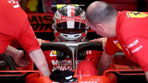 Monacký pilot Charles Leclerc z Ferrari během kvalifikace na Velkou cenu Bahrajnu. Monacký pilot Charles Leclerc z Ferrari během kvalifikace na Velkou cenu Bahrajnu.