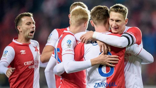 Fotbalisté Slavie Praha oslavují gól na 3:0. Fotbalisté Slavie Praha oslavují gól na 3:0.