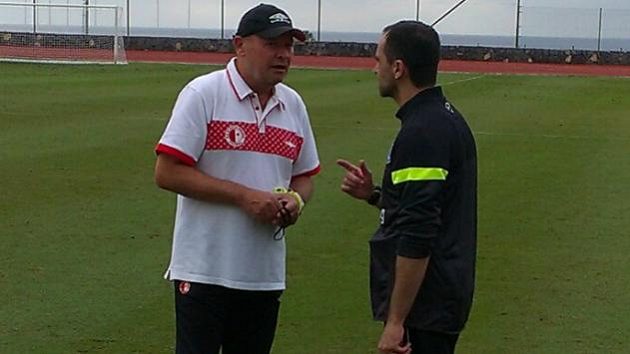 Trenér Slavie Miroslav Koubek (vlevo) v rozhovoru s kolegou Robertem Martínezem, koučem Evertonu. Trenér Slavie Miroslav Koubek (vlevo) v rozhovoru s kolegou Robertem Martínezem, koučem Evertonu.