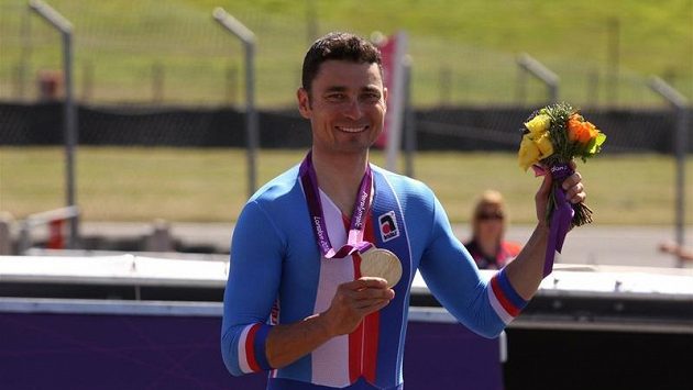 Cyklista Jiří Ježek pózuje se zlatou medailí z paralympiády v Londýně. Cyklista Jiří Ježek pózuje se zlatou medailí z paralympiády v Londýně.