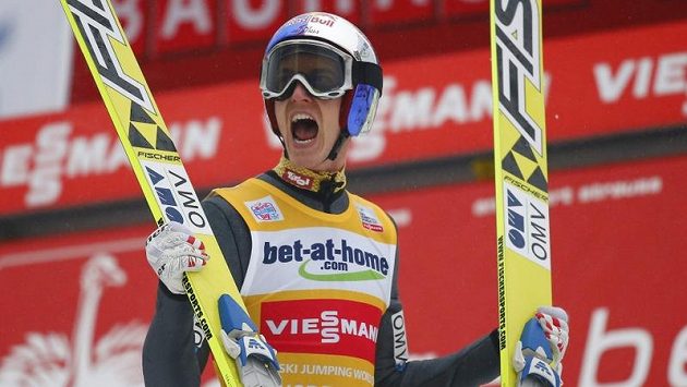 Rakouský skokan na lyžích Gregor Schlierenzauer oslavuje triumf v závodu Turné čtyř můstků v Innsbrucku. Rakouský skokan na lyžích Gregor Schlierenzauer oslavuje triumf v závodu Turné čtyř můstků v Innsbrucku.