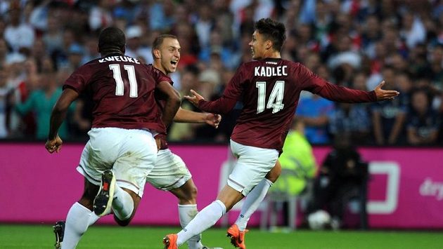 Fotbalisté Sparty se radují společně se střelcem Václavem Kadlecem (vpravo) z branky. Fotbalisté Sparty se radují společně se střelcem Václavem Kadlecem (vpravo) z branky.