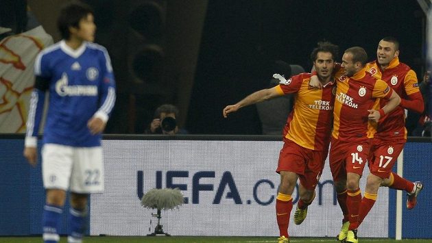 Hamit Altintop (vlevo), Wesley Sneijder (uprostřed) a Burak Yilmaz z Galatasaraye se radují z branky v utkání proti Schalke. Hamit Altintop (vlevo), Wesley Sneijder (uprostřed) a Burak Yilmaz z Galatasaraye se radují z branky v utkání proti Schalke.