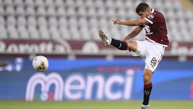 Tomas Rincón z FC Turín pálí v utkání italské ligy proti Parmě. Tomas Rincón z FC Turín pálí v utkání italské ligy proti Parmě.