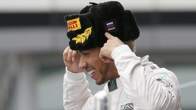 Britský pilot Lewis Hamilton má po vítězství v Soči mistrovský titul zase o něco blíž. Britský pilot Lewis Hamilton má po vítězství v Soči mistrovský titul zase o něco blíž.