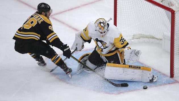 Útočník Bostonu David Pastrňák před brankářem Pittsburghu Tristanem Jarrym. Útočník Bostonu David Pastrňák před brankářem Pittsburghu Tristanem Jarrym.