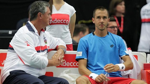 Lukáš Rosol (vpravo) předvedl proti Francii výborné výkony. Scházel ale Tomáš Berdych, ví Jaroslav Navrátil (vlevo). Lukáš Rosol (vpravo) předvedl proti Francii výborné výkony. Scházel ale Tomáš Berdych, ví Jaroslav Navrátil (vlevo).