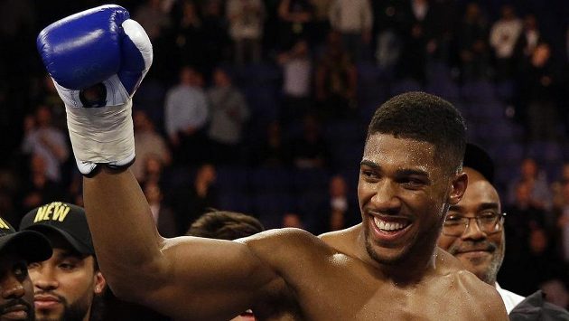 Britský boxer Anthony Joshua po výhře nad Američanem Charlesem Martinatem v Londýně. Britský boxer Anthony Joshua po výhře nad Američanem Charlesem Martinatem v Londýně.