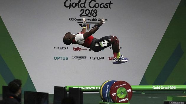 Kamerunský vzpěrač David Petit Minkooumba po úspěšném pokusu v kategorii do 94 kg. Kamerunský vzpěrač David Petit Minkooumba po úspěšném pokusu v kategorii do 94 kg.
