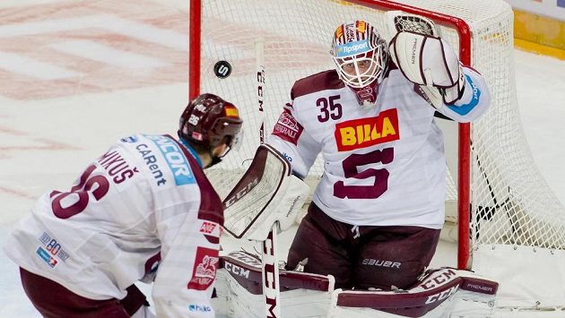 Brankář Sparty Filip Novotný dostává gól od Pata Mullaneho z Karlových Varů (není na snímku). Brankář Sparty Filip Novotný dostává gól od Pata Mullaneho z Karlových Varů (není na snímku).