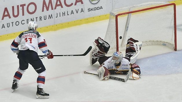 Vítězný gól Davida Tomáška z Pardubic v samostatných nájezdech. Vpravo brankář Jihlavy Jakub Škarek. Vítězný gól Davida Tomáška z Pardubic v samostatných nájezdech. Vpravo brankář Jihlavy Jakub Škarek.