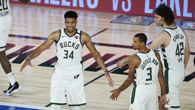 Janis Adetokunbo se spoluhráči z Bucks. Ilustrační foto. Janis Adetokunbo se spoluhráči z Bucks. Ilustrační foto.