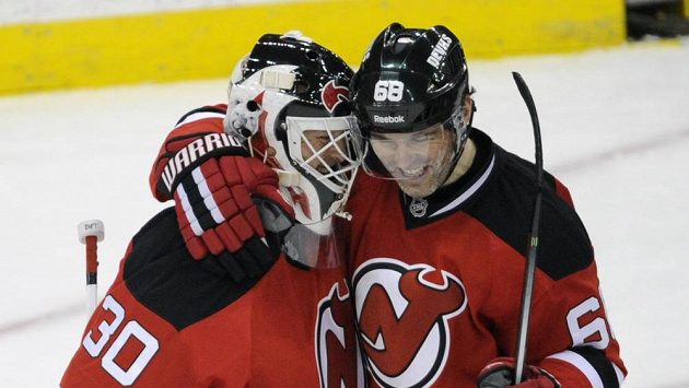 Jaromír Jágr a brankář Martin Brodeur z New Jersey. Jaromír Jágr a brankář Martin Brodeur z New Jersey.