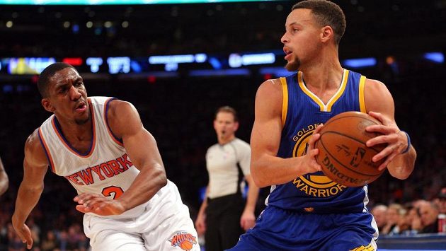 Rozehrávač Golden State Stephen Curry (vpravo) si brání míč před Langstonem Gallowayem z New York Knicks. Rozehrávač Golden State Stephen Curry (vpravo) si brání míč před Langstonem Gallowayem z New York Knicks.