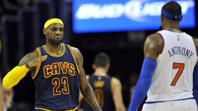 Basketbalista Clevelandu LeBron James (vlevo) si jde po utkání podat ruku s hráčem New Yorku Knicks Anthonym. Basketbalista Clevelandu LeBron James (vlevo) si jde po utkání podat ruku s hráčem New Yorku Knicks Anthonym.