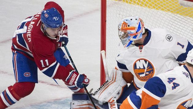 Montrealský Brendan Gallagher (11) a brankář New York Islanders Thomas Greiss. Montrealský Brendan Gallagher (11) a brankář New York Islanders Thomas Greiss.
