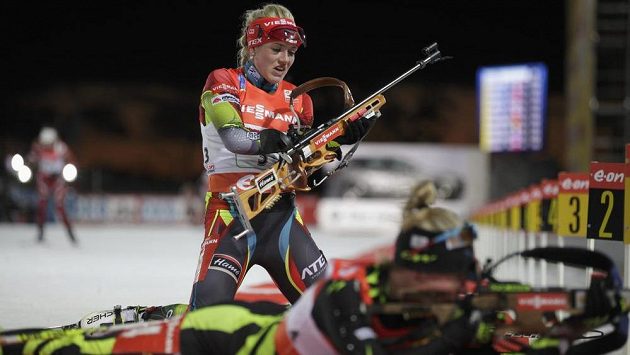 Biatlonistka Gabriela Soukalová na střelnici. Biatlonistka Gabriela Soukalová na střelnici.